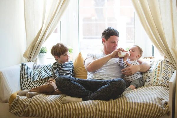 Papa speelt met twee kinderen. — Stockfoto