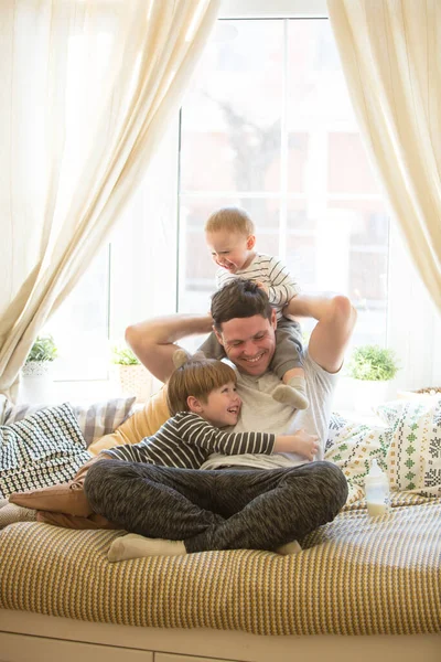 Tata bawi się z dwójką dzieci — Zdjęcie stockowe