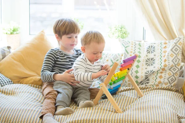 Bruder lehrt jüngeres Kind zählen — Stockfoto