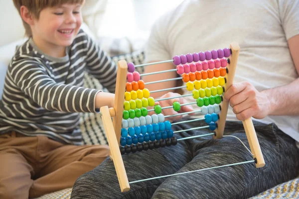 Papa leert zijn zoon wiskunde. — Stockfoto