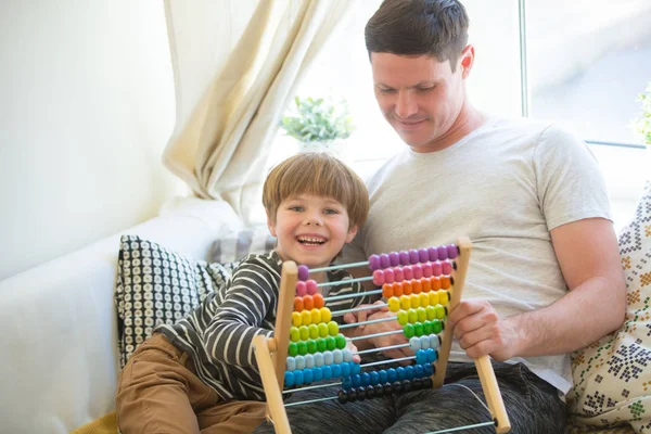 Papà insegna matematica a suo figlio — Foto Stock
