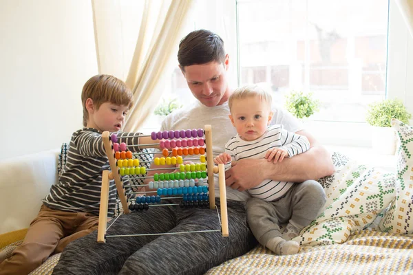 Dad teaches his son math — 图库照片