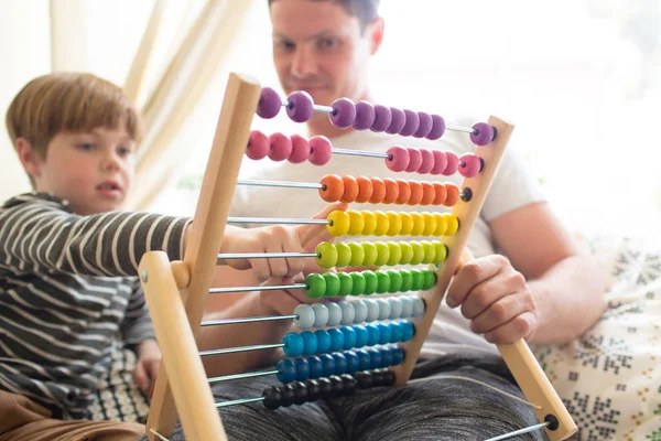 Papa bringt seinem Sohn Mathe bei — Stockfoto