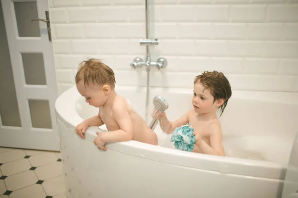 Brüder baden im Badezimmer — Stockfoto