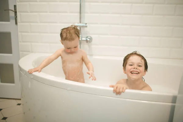 Brothers bathe in the bathroom — Stock Photo, Image