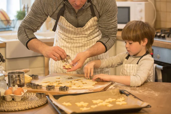 Pai e filho fazem biscoitos — Fotografia de Stock