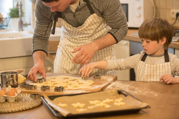 Pai e filho fazem biscoitos — Fotografia de Stock