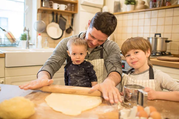 Pai e filhos fazem biscoitos — Fotografia de Stock