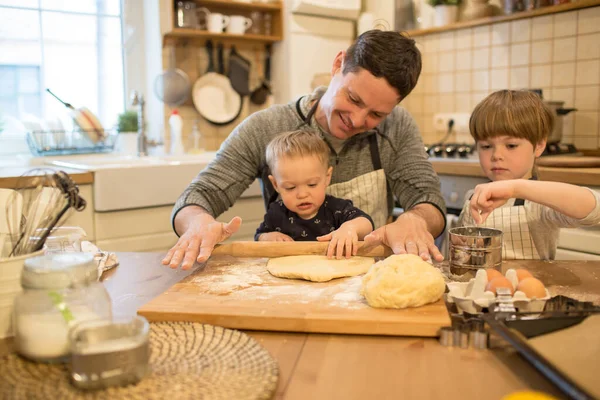 Pai e filhos fazem biscoitos — Fotografia de Stock