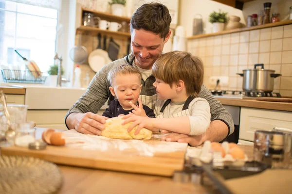 Pai e filhos fazem biscoitos — Fotografia de Stock