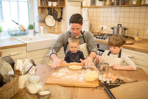 Pai e filhos fazem biscoitos — Fotografia de Stock