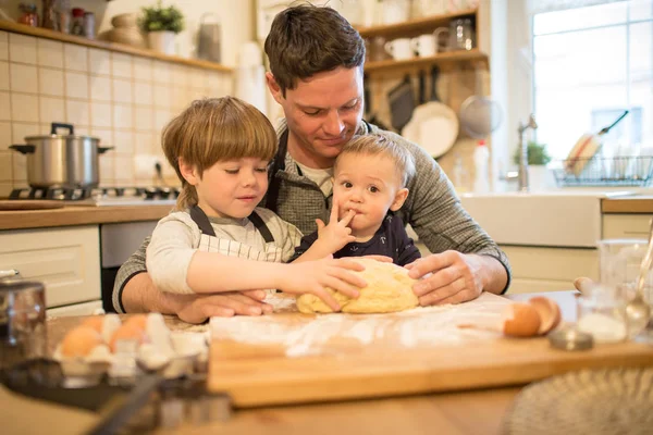 Pai e filhos fazem biscoitos — Fotografia de Stock