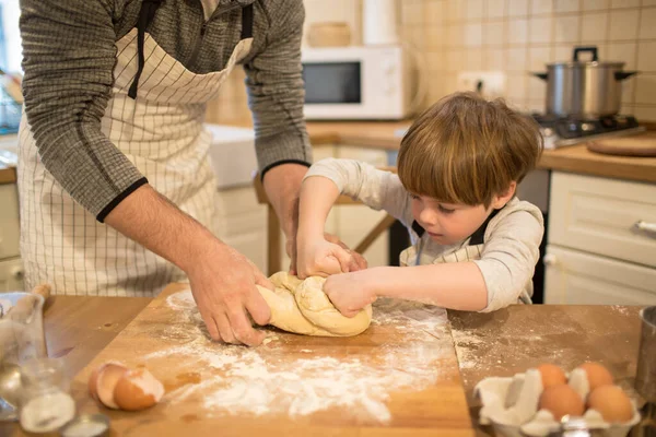 Pai e filhos fazem biscoitos — Fotografia de Stock