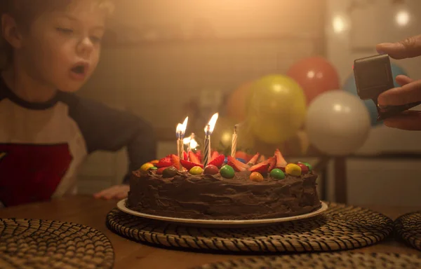 Bolo de chocolate com velas — Fotografia de Stock