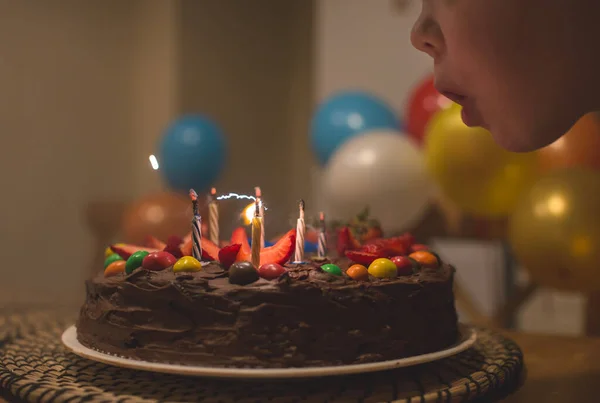 Bolo de chocolate com velas — Fotografia de Stock