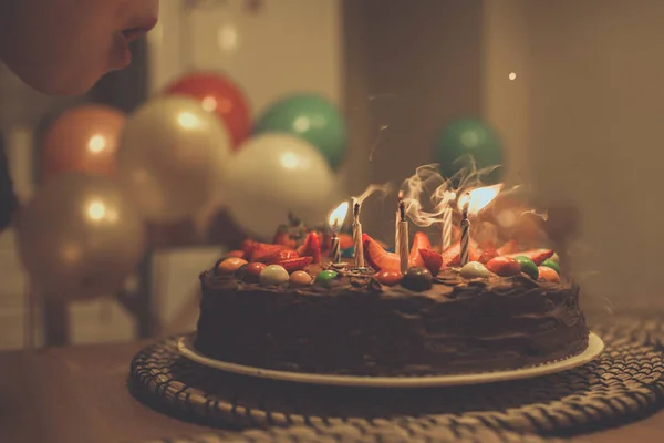 Kue coklat dengan lilin — Stok Foto