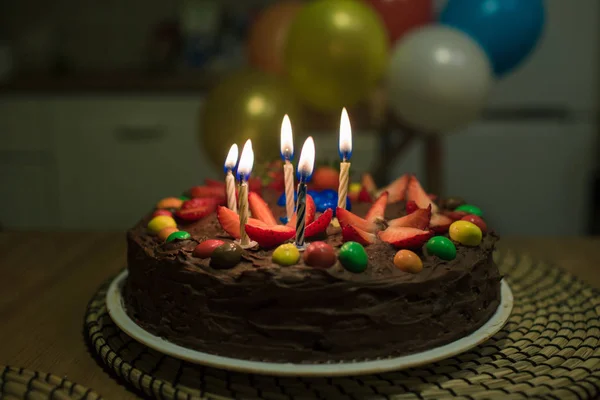 Schokoladenkuchen mit Kerzen — Stockfoto