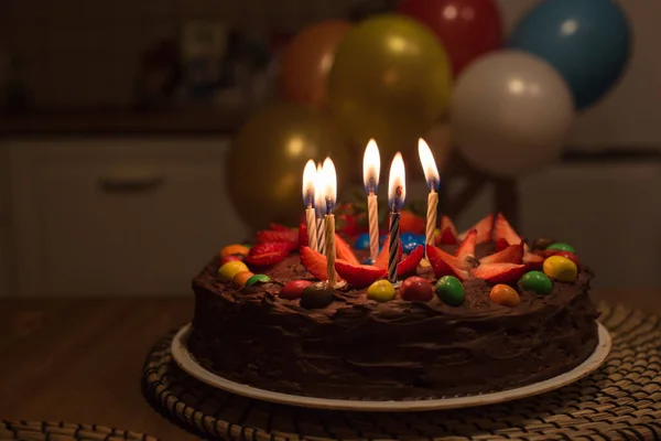 Bolo de chocolate com velas — Fotografia de Stock