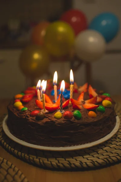 Bolo de chocolate com velas — Fotografia de Stock