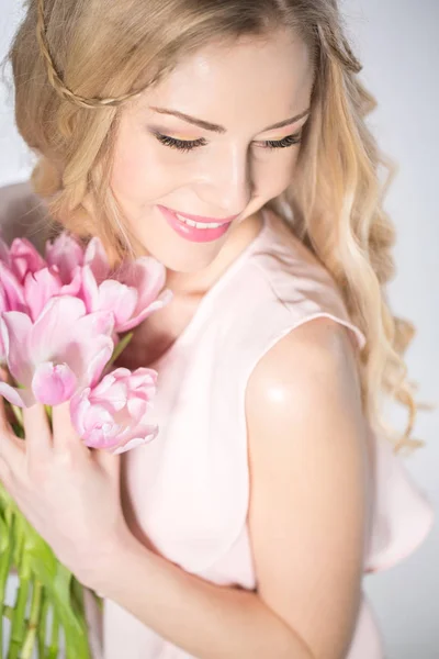 Lussuosa bionda con un bouquet di tulipani — Foto Stock