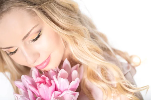 Luxueuse blonde avec un bouquet de tulipes — Photo