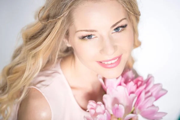 Luxurious blonde with a bouquet of tulips — Stok fotoğraf
