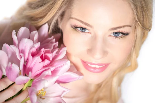 Luxueuse blonde avec un bouquet de tulipes — Photo