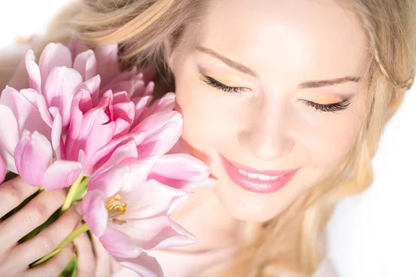 Luxueuse blonde avec un bouquet de tulipes — Photo