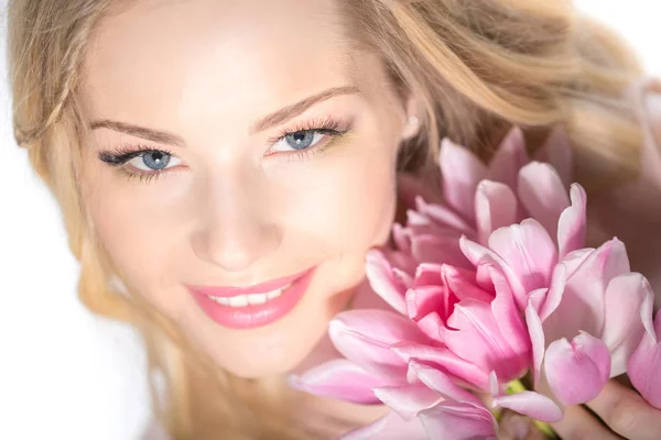 Luxueuse blonde avec un bouquet de tulipes — Photo