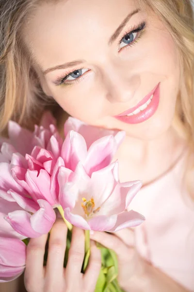 Lujosa rubia con un ramo de tulipanes — Foto de Stock