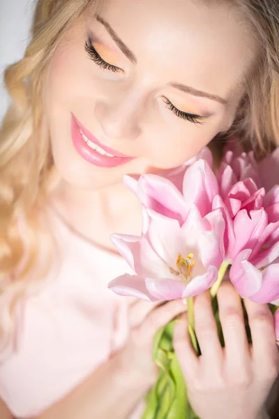 Lujosa rubia con un ramo de tulipanes —  Fotos de Stock