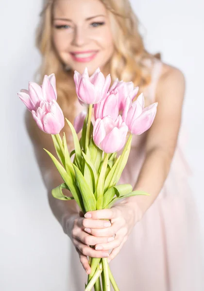 Luxurious blonde with a bouquet of tulips — Stok fotoğraf