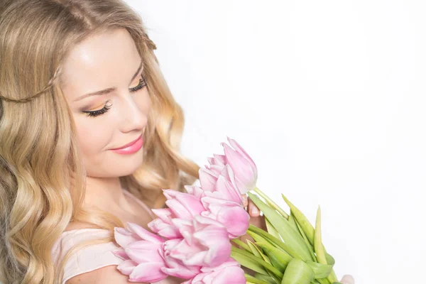 Luxueuse blonde avec un bouquet de tulipes — Photo