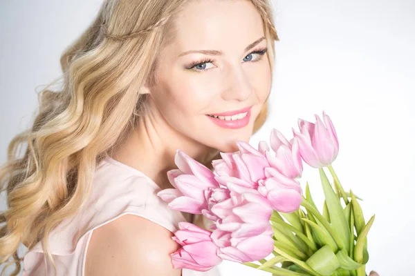 Розкішна блондинка з букетом тюльпанів — стокове фото