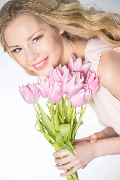 Loira luxuosa com um buquê de tulipas — Fotografia de Stock