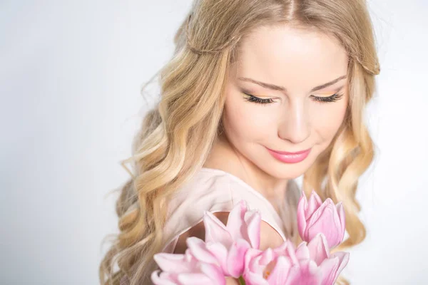 Luxueus blond met een boeket tulpen — Stockfoto