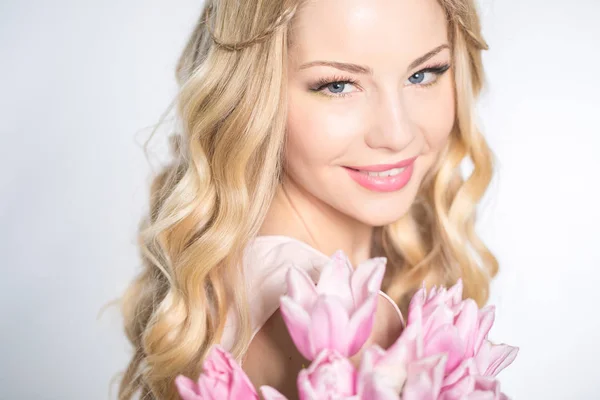 Luxueuse blonde avec un bouquet de tulipes — Photo