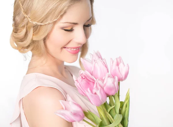 Luxurious blonde with a bouquet of tulips — ストック写真