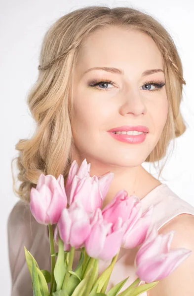 Luxus szőke egy csokor tulipánnal — Stock Fotó