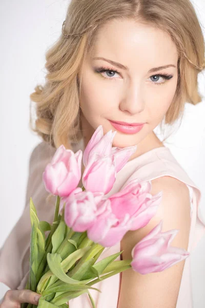 Luksusowa blondynka z bukietem tulipanów — Zdjęcie stockowe