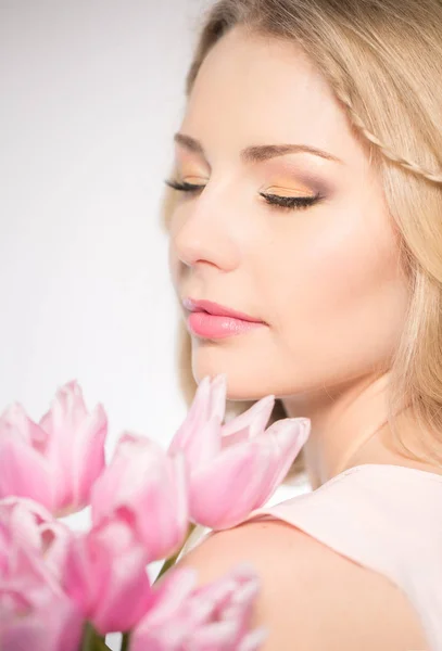 Роскошная блондинка с букетом тюльпанов — стоковое фото
