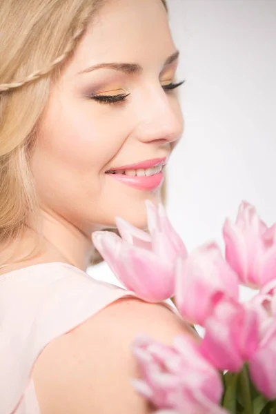Luxurious blonde with a bouquet of tulips — Stok fotoğraf