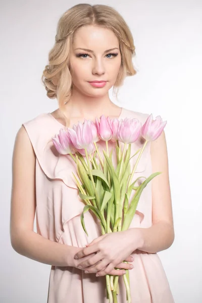 Luxurious blonde with a bouquet of tulips — Stok fotoğraf