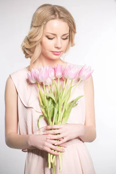 Luxus szőke egy csokor tulipánnal — Stock Fotó