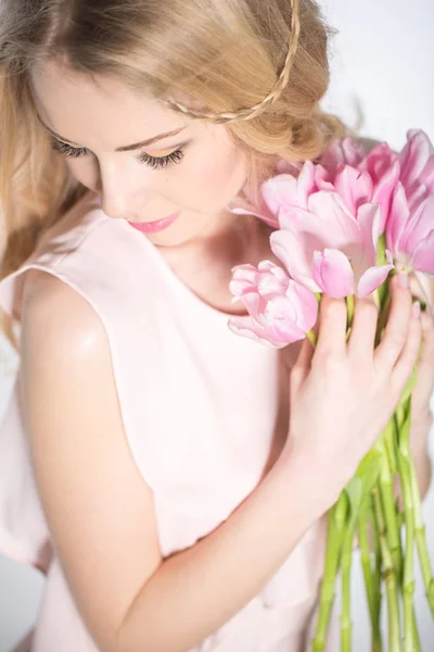 Luksusowa blondynka z bukietem tulipanów — Zdjęcie stockowe