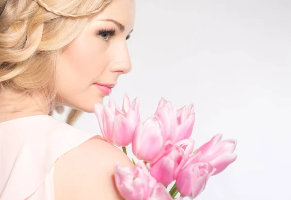 Luxurious blonde with a bouquet of tulips — Stok fotoğraf