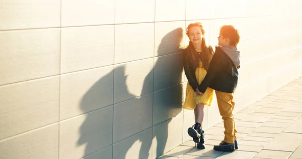 Garçon et fille sur une promenade — Photo