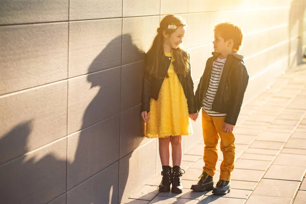 Junge und Mädchen auf einem Spaziergang — Stockfoto