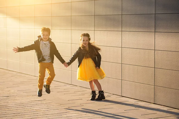 Menino e menina em uma caminhada — Fotografia de Stock