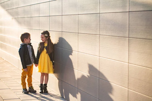 Ragazzo e ragazza su una passeggiata — Foto Stock